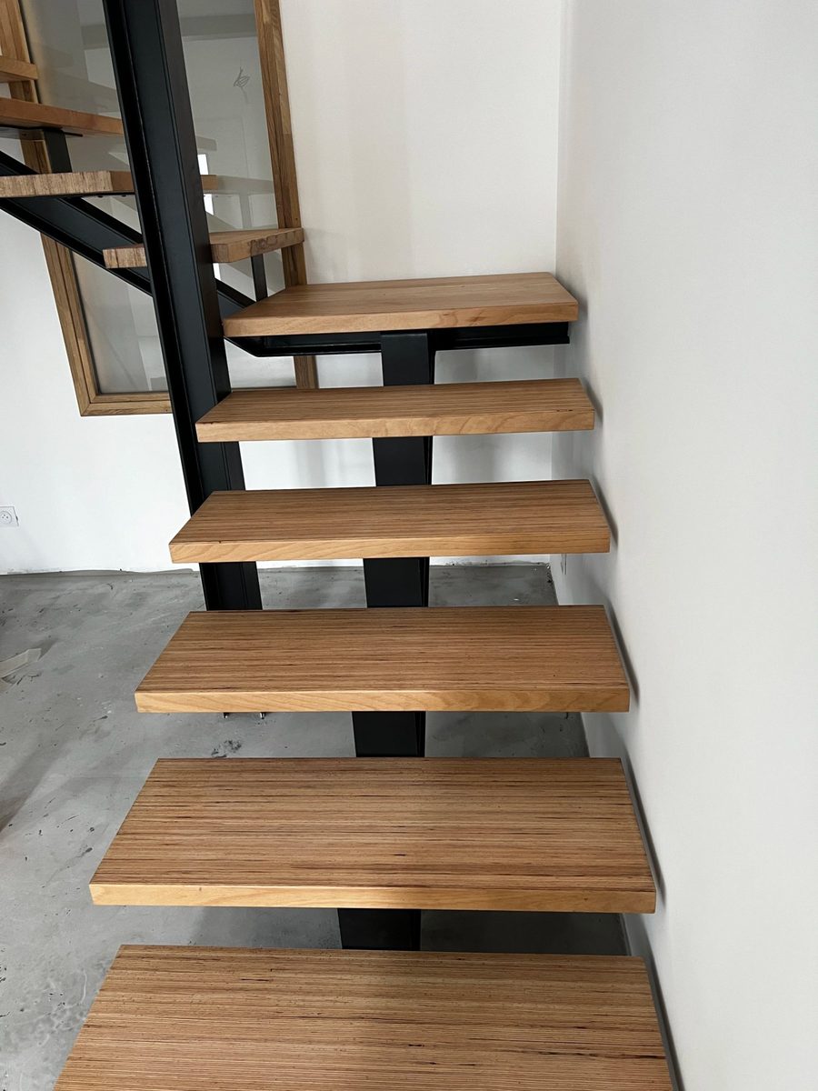 Escalier bois · Structure métal noir · Finitions soignées