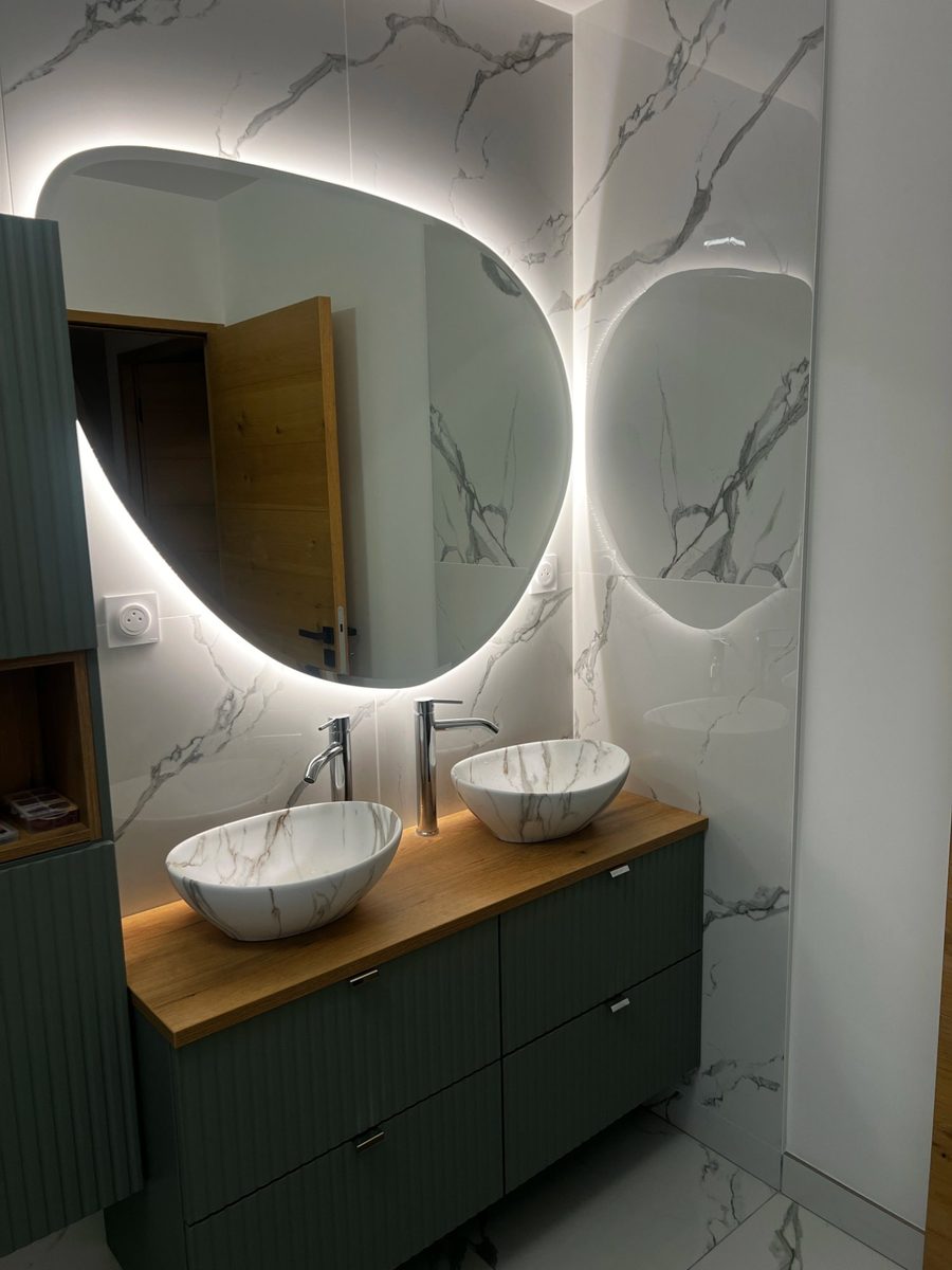 Salle de bain · Faïence marbre · Double vasque · Miroir LED