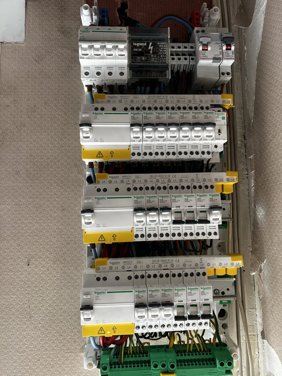 Tableau électrique triphasé — installation professionnelle