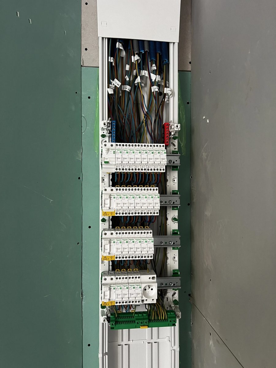 Tableau électrique Schneider — câblage et disjoncteurs