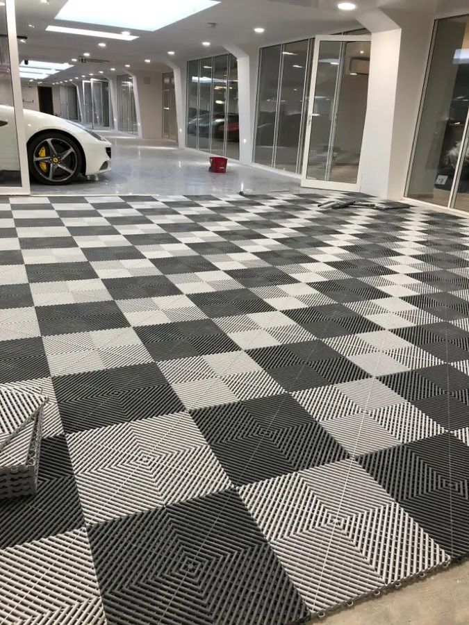 Showroom Ferrari · Sol damier · Faux plafond · Cloisons vitrées