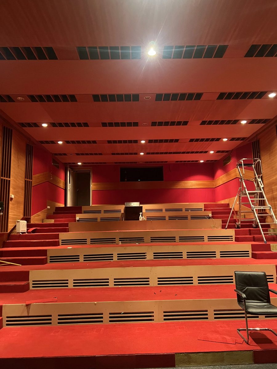 Salle avant rénovation — boiseries rouges