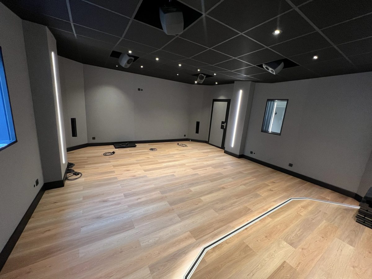 Salle de live · Parquet chêne · Faux plafond acoustique · LED