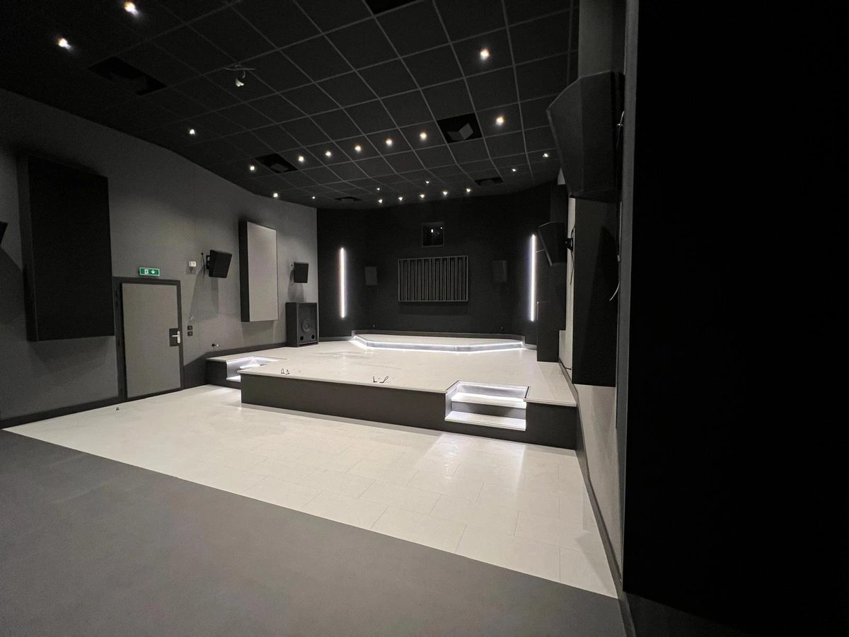 Salle principale · Sol béton ciré · Scène surélevée · Spots