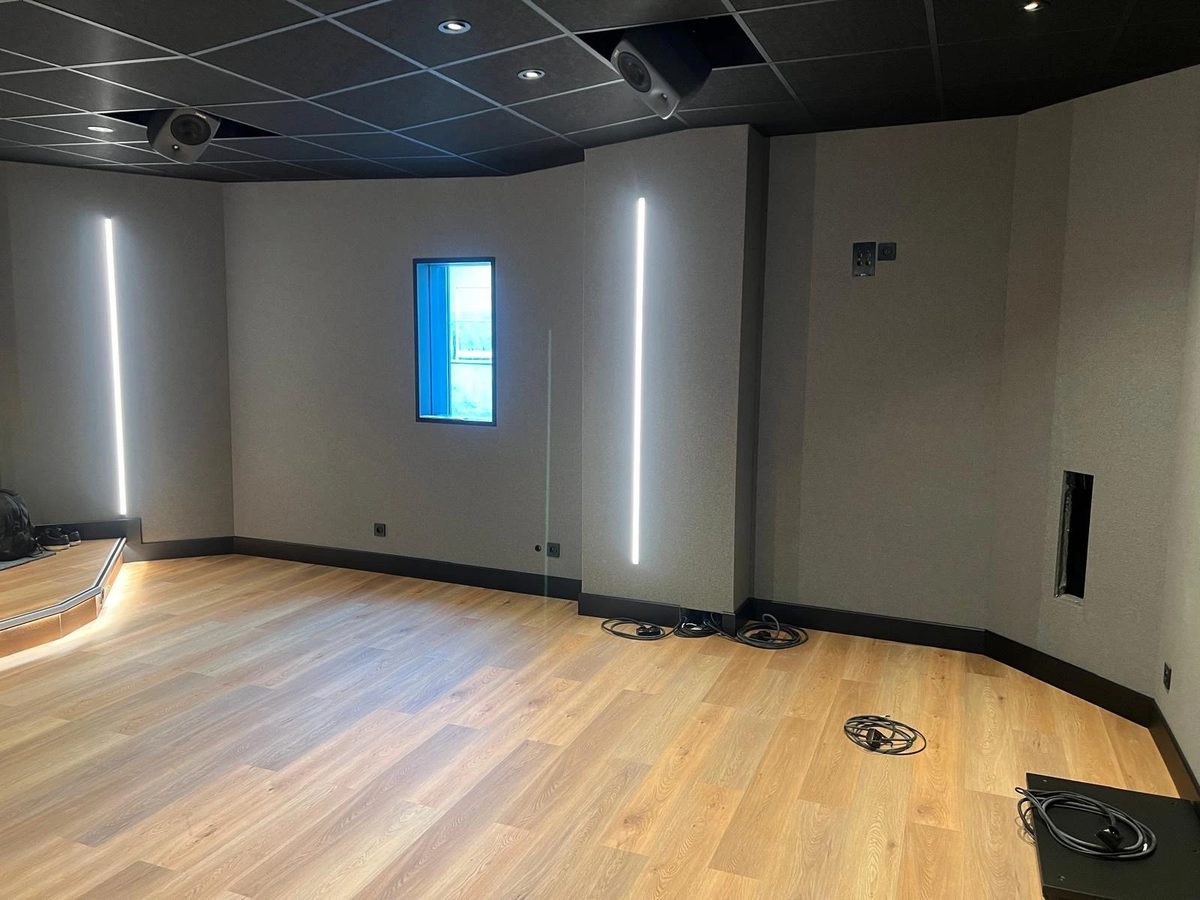 Cabine · Traitement acoustique · Parquet · Double vitrage