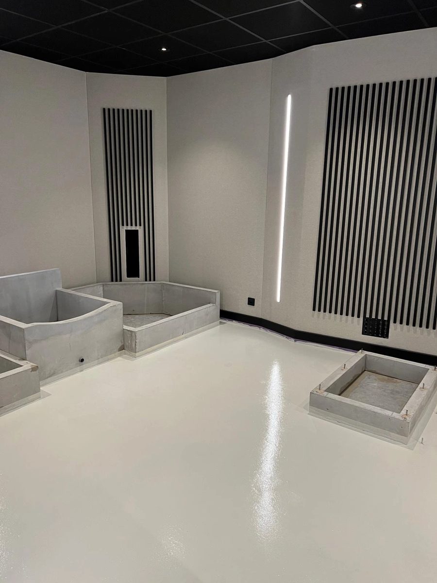 Salle en cours · Panneaux acoustiques · Sol résine · Claustra